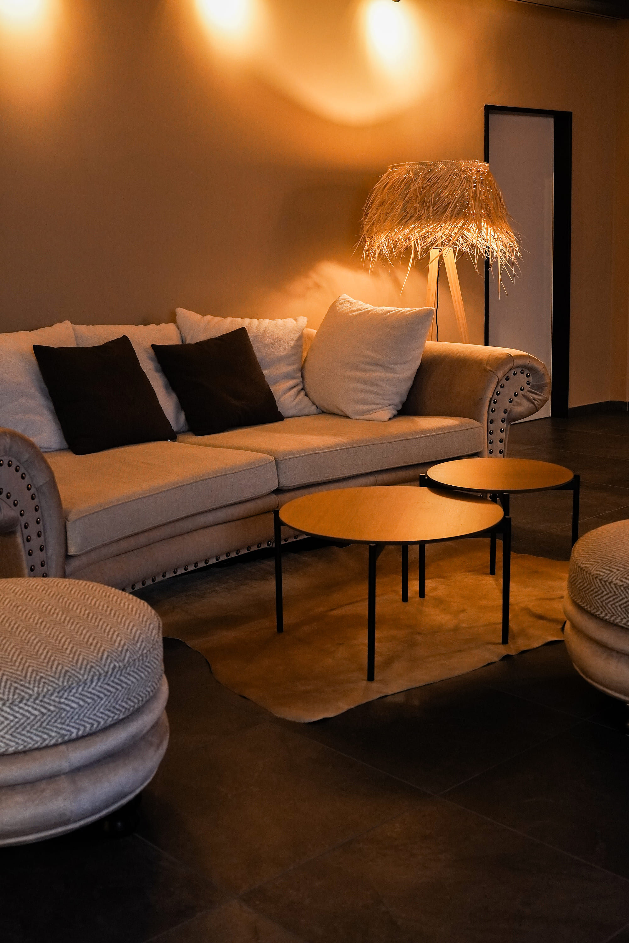 Loungesofa mit Stehleuchte in warmem Abendlicht